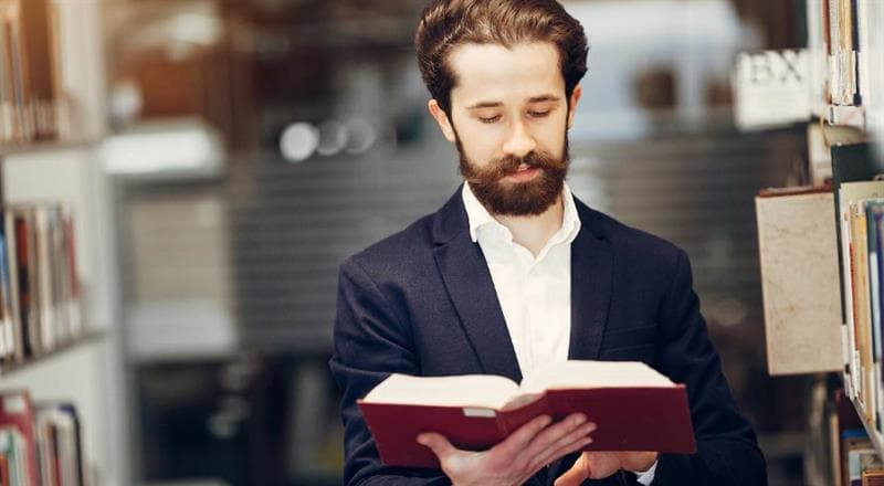 Você já pensou em transformar seu trabalho acadêmico em um livro?