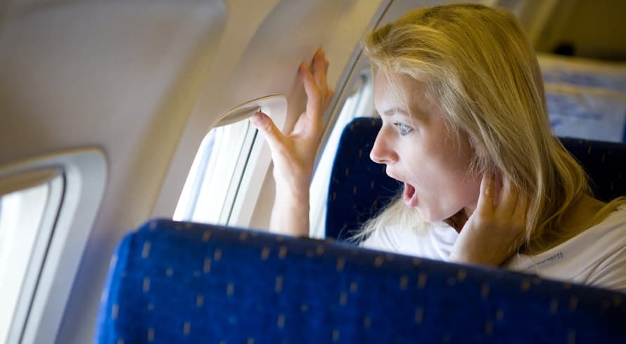 O formato da janelinha do avião tem toda uma ciência por trás, sabia?