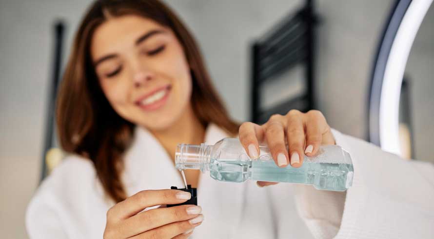 Enxaguante bucal: por que devemos usar o produto com moderação