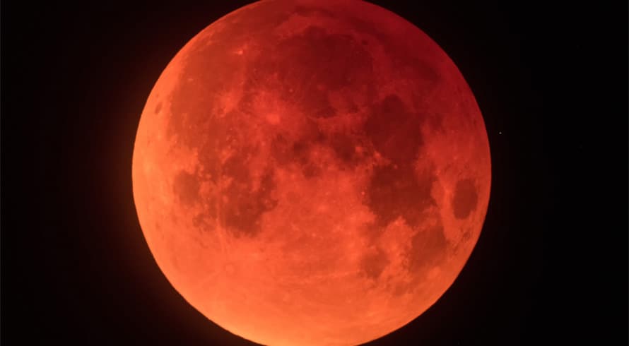 Por que será que, no eclipse do mês passado, a Lua ganhou a coloração vermelha e foi chamada de "de Sangue"? Nós te contamos o motivo
