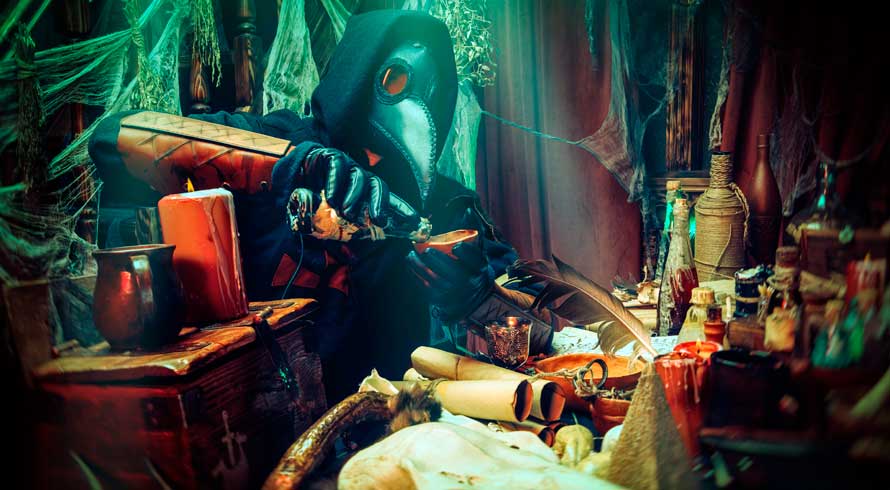 Sabe por que, na época da peste bubônica, os médicos usavam máscara com "bico de pássaro"?